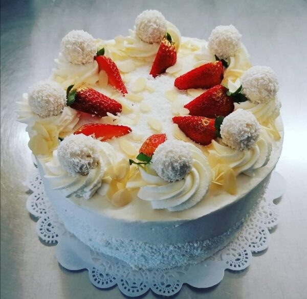 Torte mit Raffaello und Erdbeerstückchen