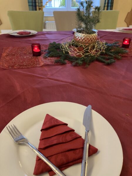 weihnachtlich geschmückter Tisch