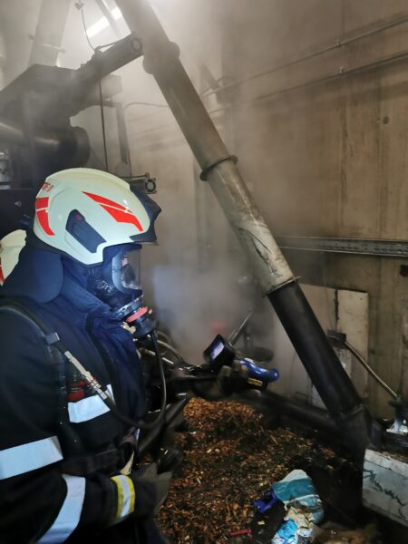 Feuerwehrmann mit Atemschutzgerät bei einem Einsatz