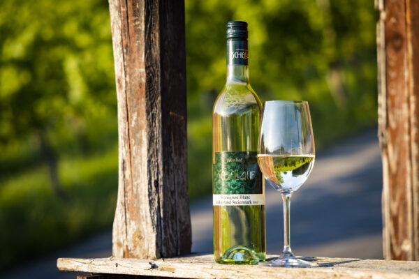 Sarvignon Blanc Weinflasche mit Weinglas